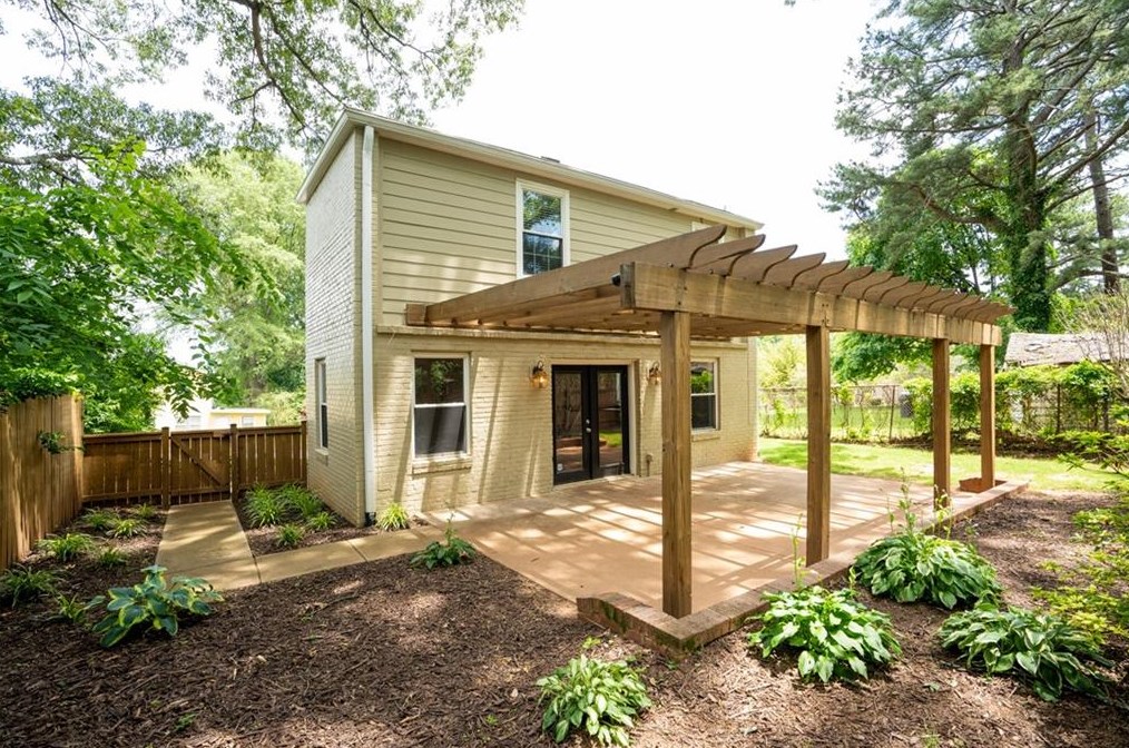 2595 Woodland Cir, Atlanta GA  30344-2738 exterior