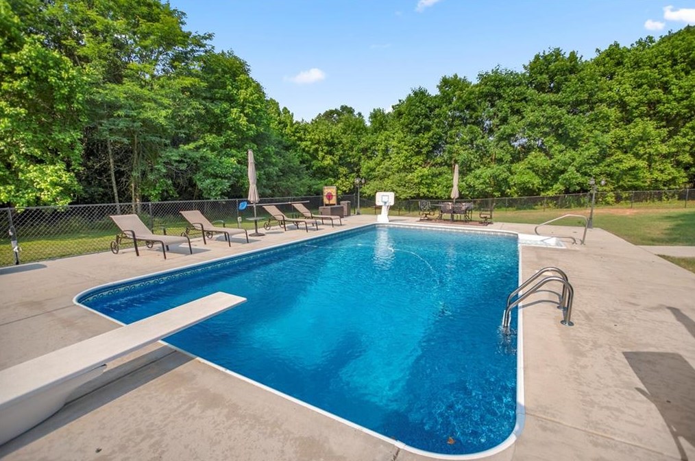 271 Peachtree Ln, Calhoun GA 30701-4392 exterior