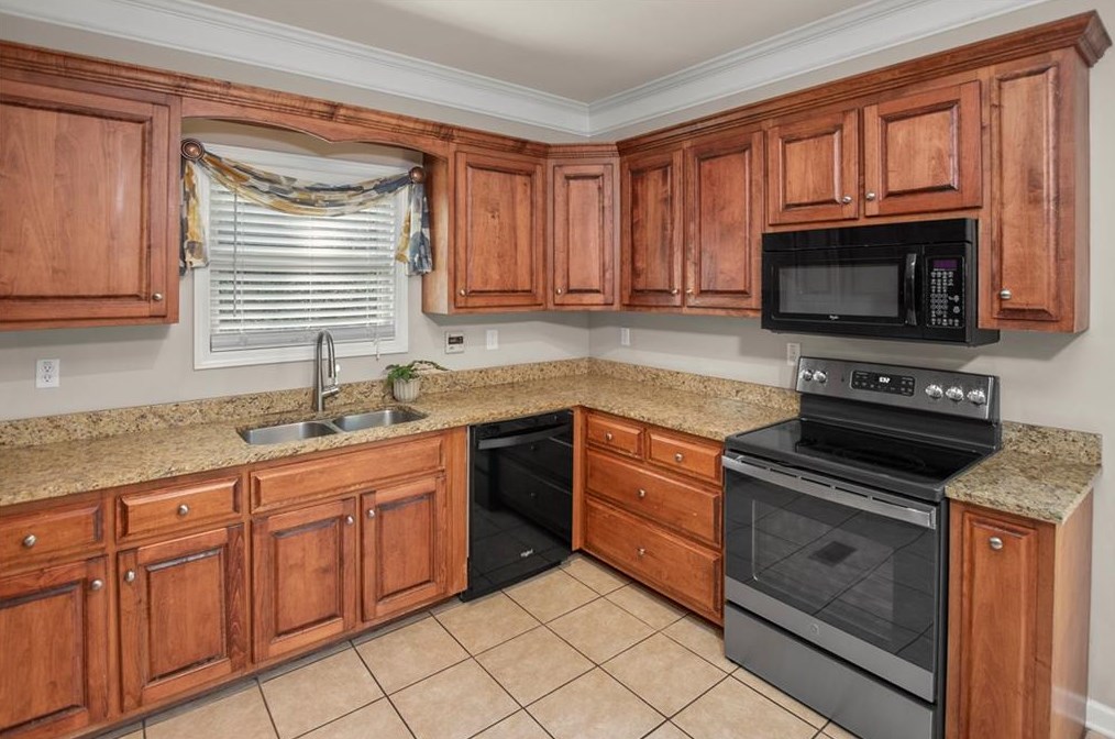 271 Peachtree Ln, Calhoun GA 30701-4392 exterior