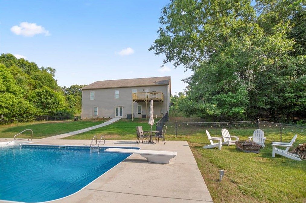 271 Peachtree Ln, Calhoun GA 30701-4392 exterior