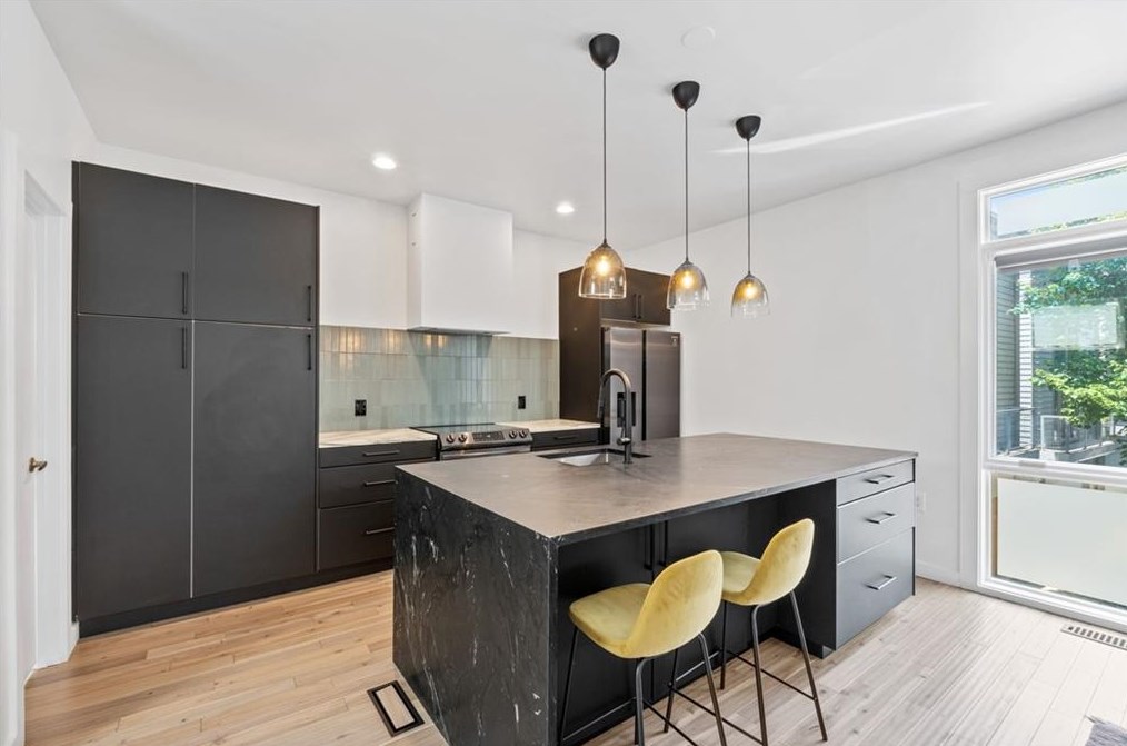 1206 Thonet Ct, Atlanta, GA 30318-4184