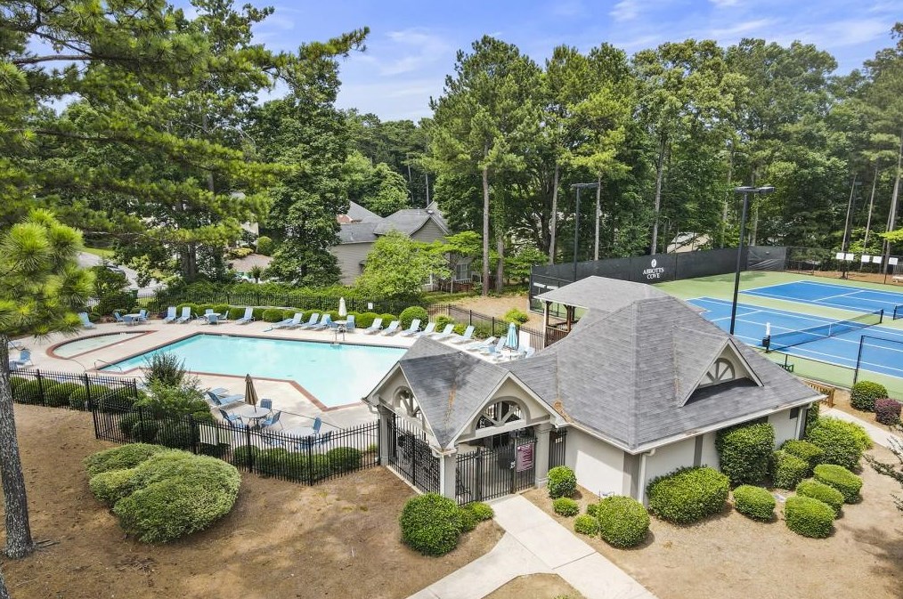 11615 Dunhill Pl Dr, Alpharetta GA 30005-7240 exterior