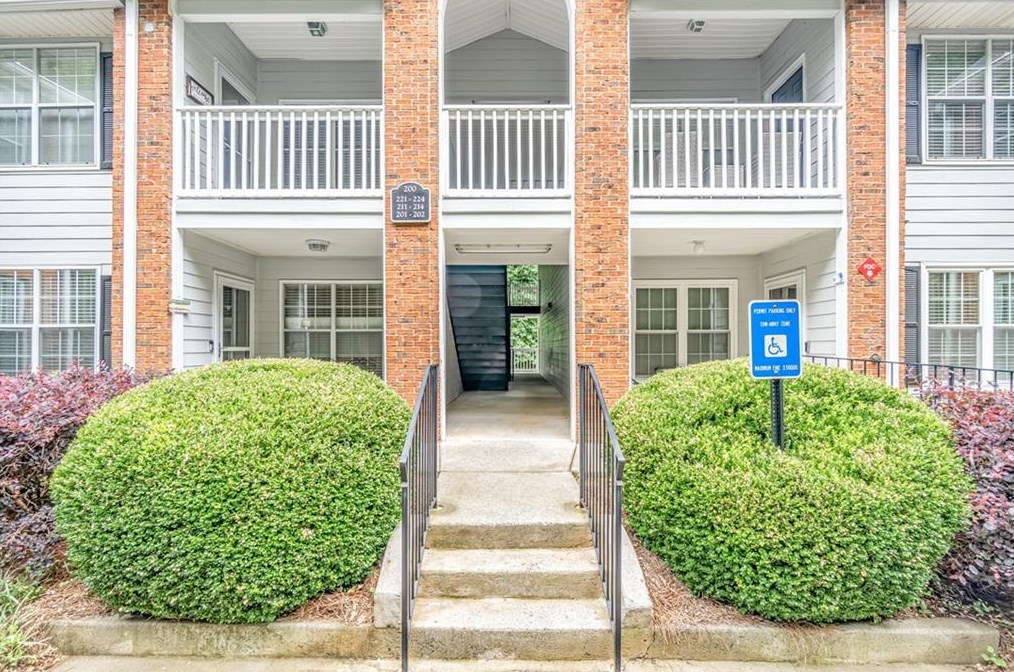 223 Streamside Dr, Roswell, GA 30076