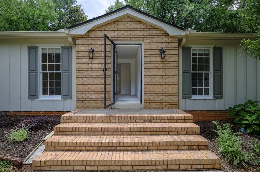 385 Stonebridge Dr, Roswell, GA 30075-4509