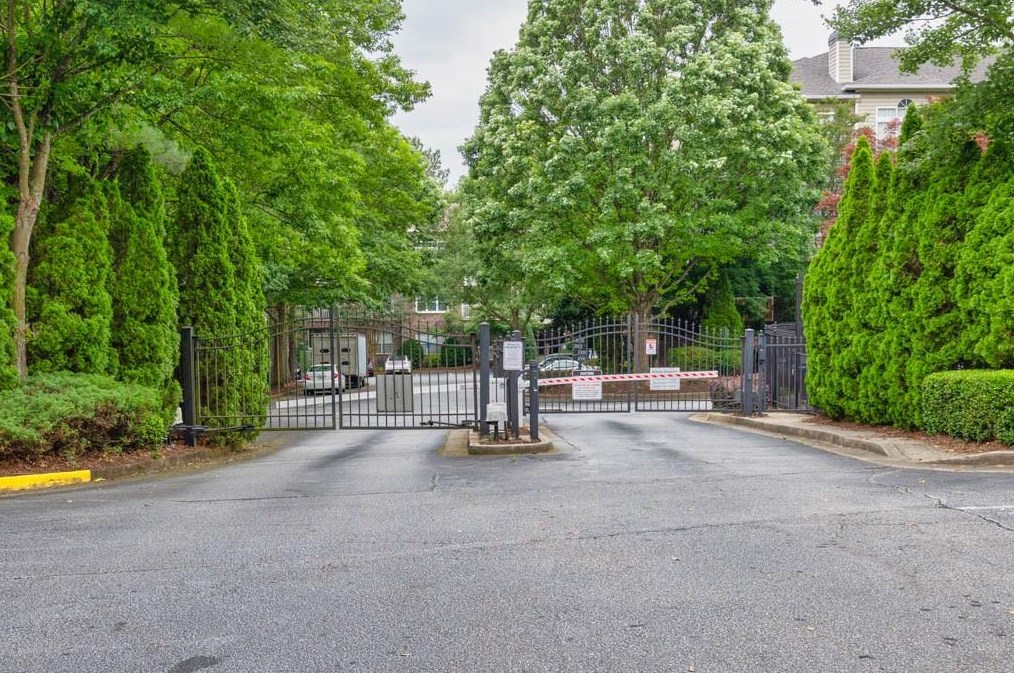 2700 Pine Tree Rd, Atlanta GA  30324-5671 exterior