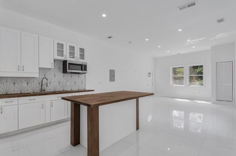 3213 Pinehill Dr, Decatur GA  30032-2803 exterior