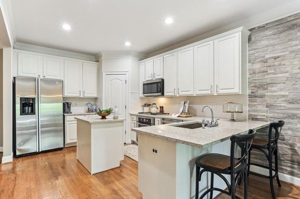 2552 Oglethorpe Cir, Atlanta GA  30319-6602 exterior