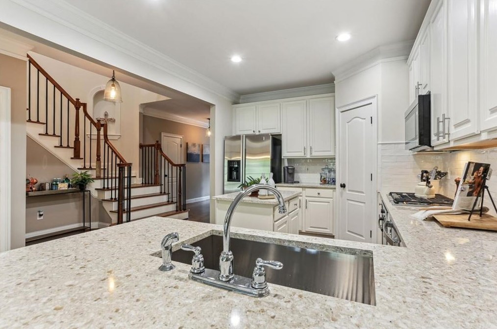 2552 Oglethorpe Cir, Atlanta GA  30319-6602 exterior