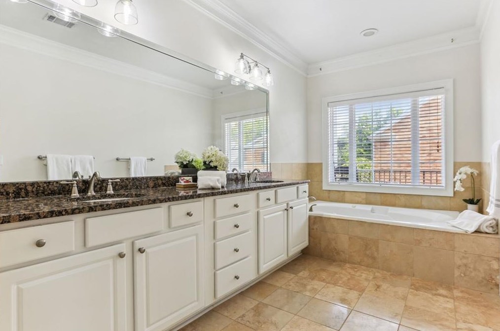 2552 Oglethorpe Cir, Atlanta GA  30319-6602 exterior