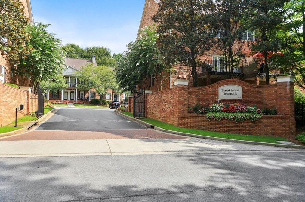 2552 Oglethorpe Cir, Atlanta GA  30319-6602 exterior