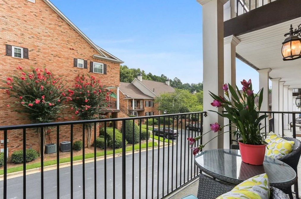 2552 Oglethorpe Cir, Atlanta GA  30319-6602 exterior