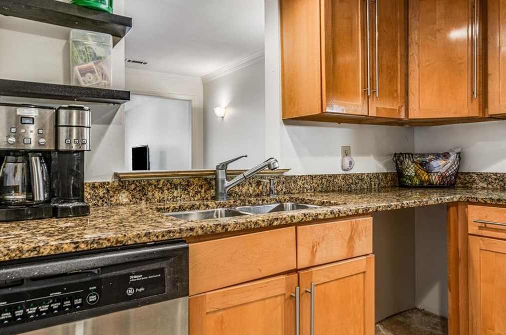 1004 Windy Oaks Ct, Smyrna GA 30080-2243 exterior