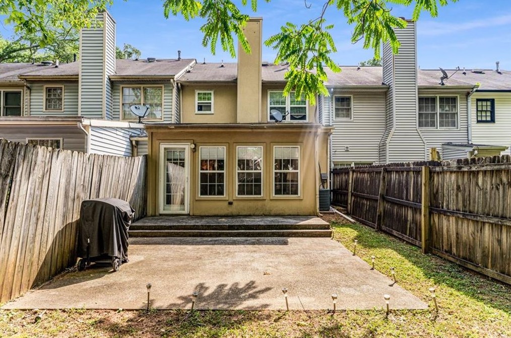 1004 Windy Oaks Ct, Smyrna GA 30080-2243 exterior