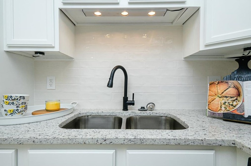 4205 Williamsburg Dr, Atlanta GA  30337-4527 exterior