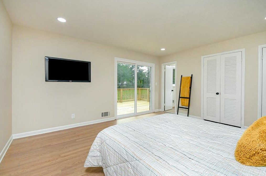 4205 Williamsburg Dr, Atlanta GA  30337-4527 exterior