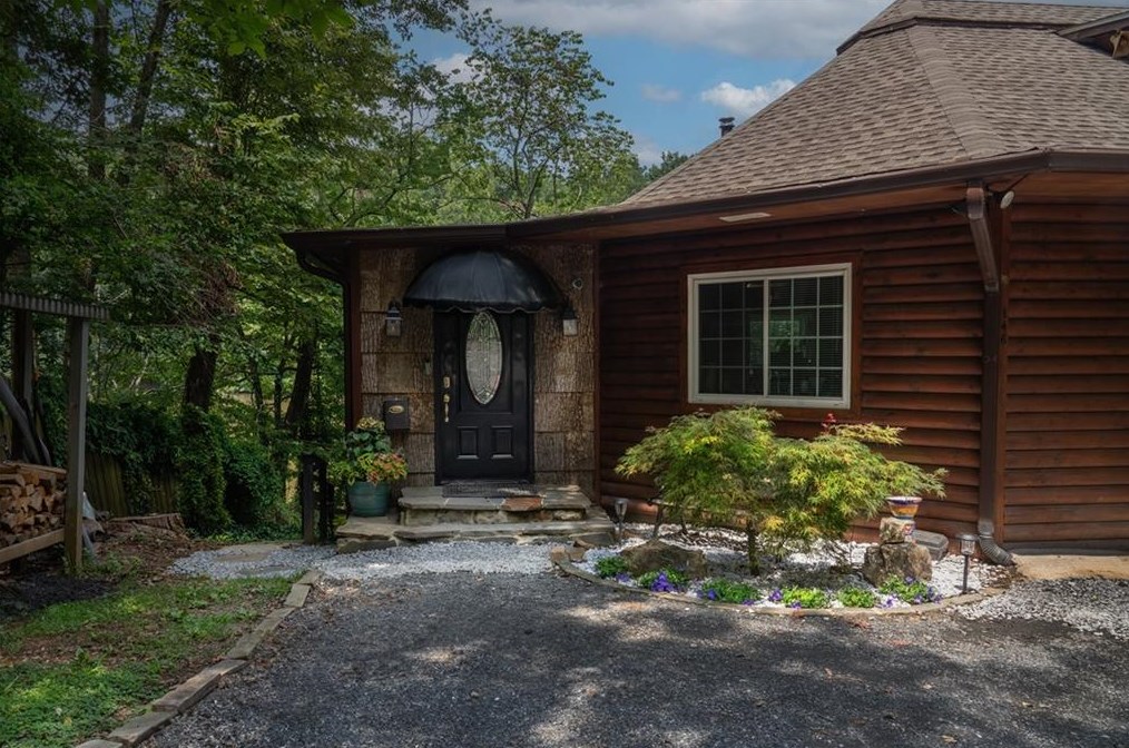 146 Lakeshore Dr, Roswell, GA 30075