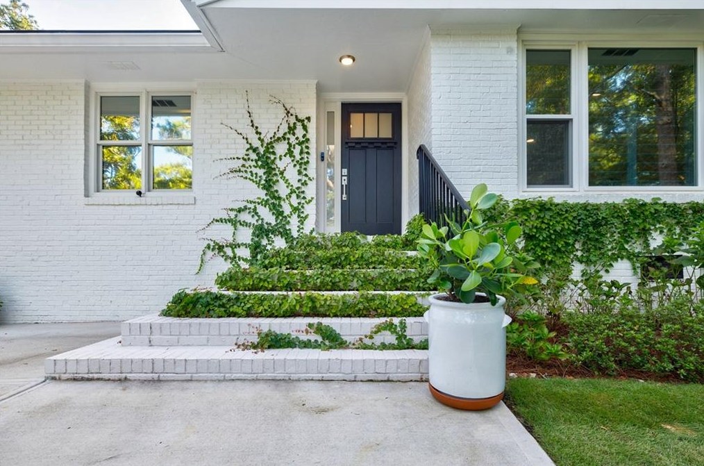 3306 Pine Meadow Rd, Atlanta GA  30327-2220 exterior