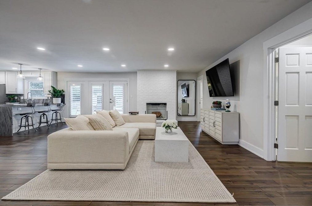 3306 Pine Meadow Rd, Atlanta GA  30327-2220 exterior