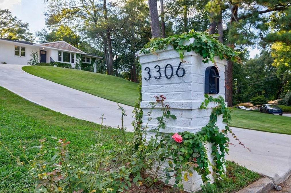 3306 Pine Meadow Rd, Atlanta GA  30327-2220 exterior