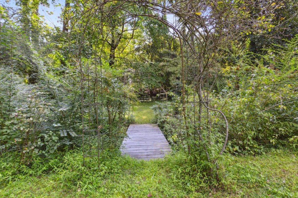 101 Peachtree Way, Atlanta GA 30305-3711 exterior