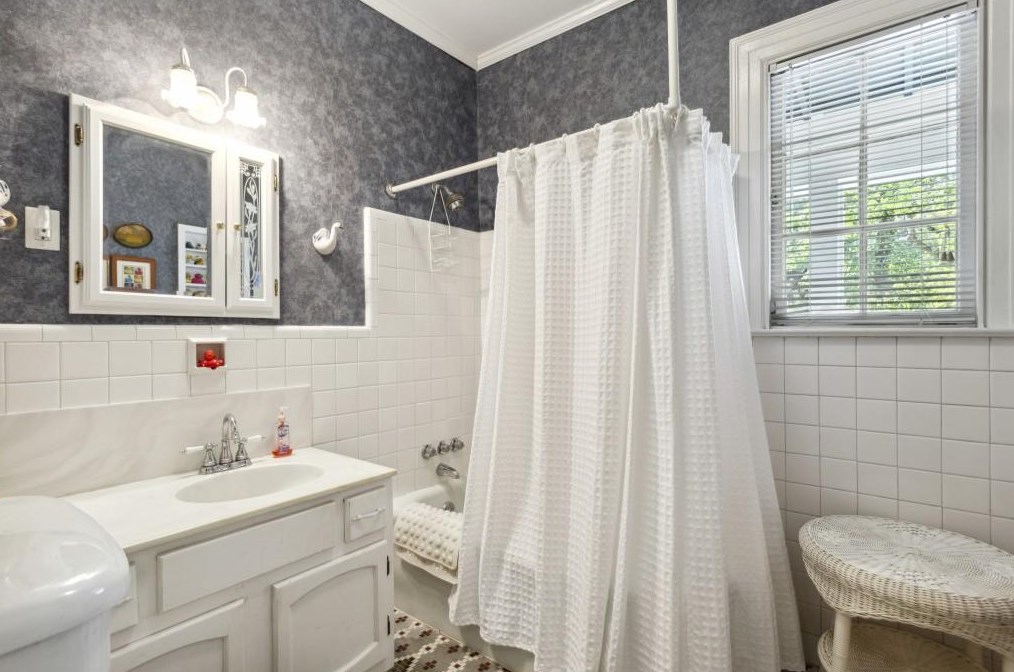 101 Peachtree Way, Atlanta GA 30305-3711 exterior