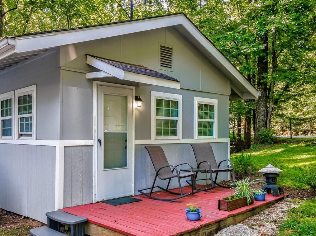 6619 Lakeshore Dr, Gainesville, GA 30506