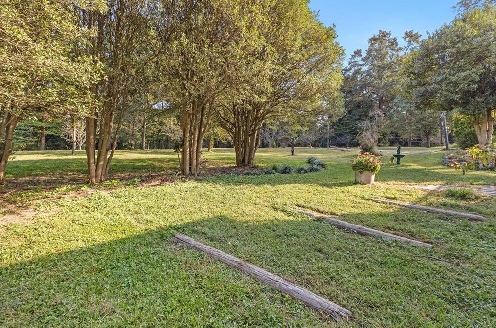 1703 Snapfinger Rd, Decatur GA  30032-6101 exterior