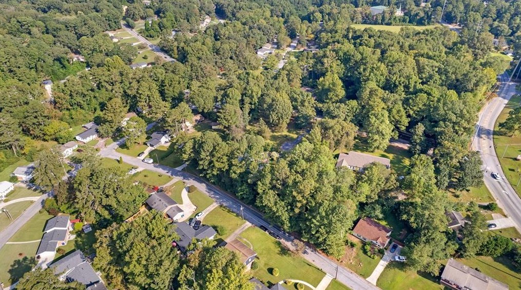 1703 Snapfinger Rd, Decatur GA  30032-6101 exterior