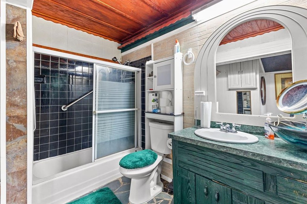 1703 Snapfinger Rd, Decatur GA  30032-6101 exterior