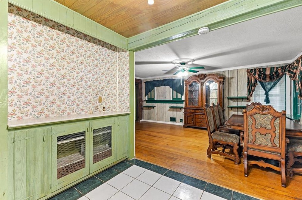 1703 Snapfinger Rd, Decatur GA  30032-6101 exterior