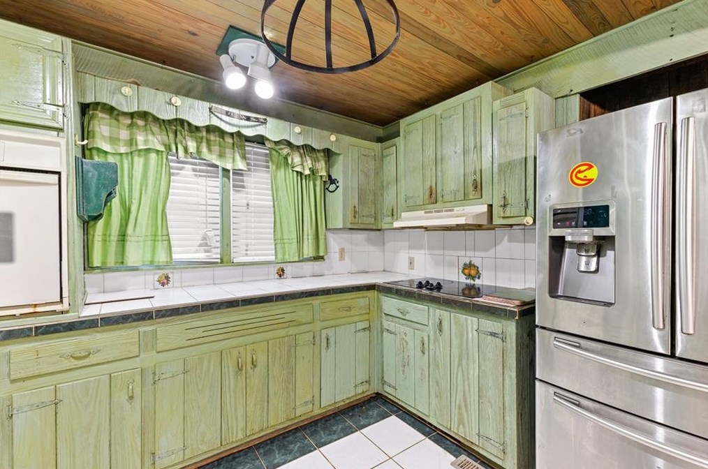 1703 Snapfinger Rd, Decatur GA  30032-6101 exterior