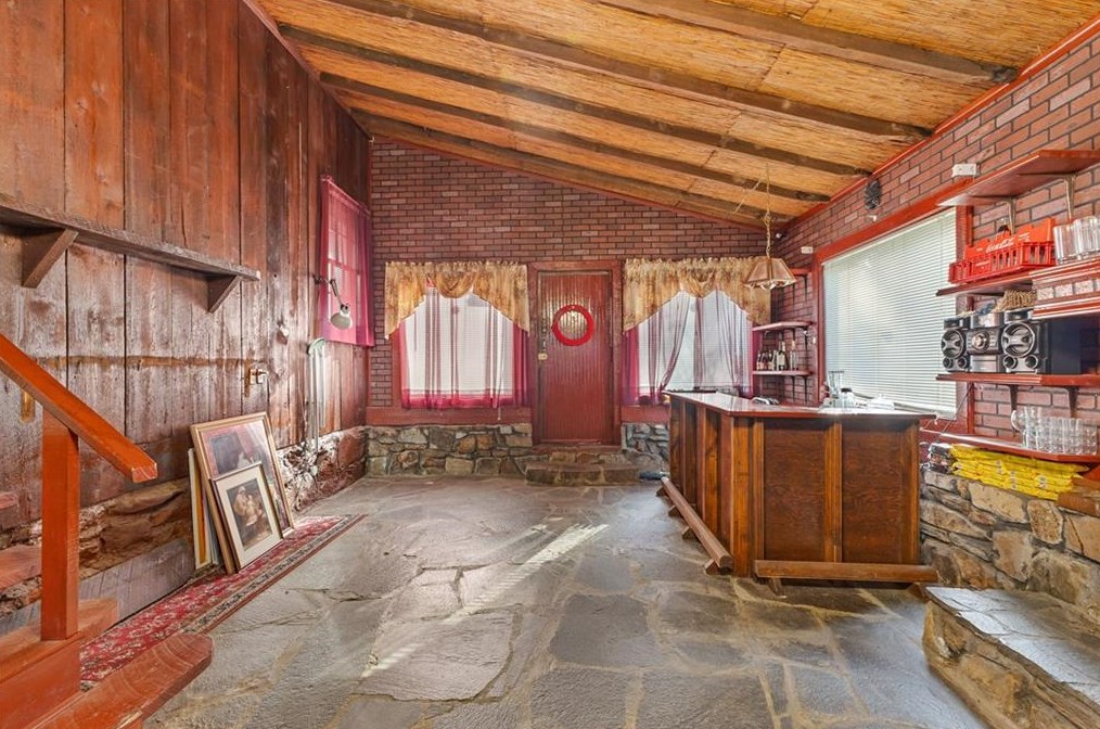 1703 Snapfinger Rd, Decatur GA  30032-6101 exterior