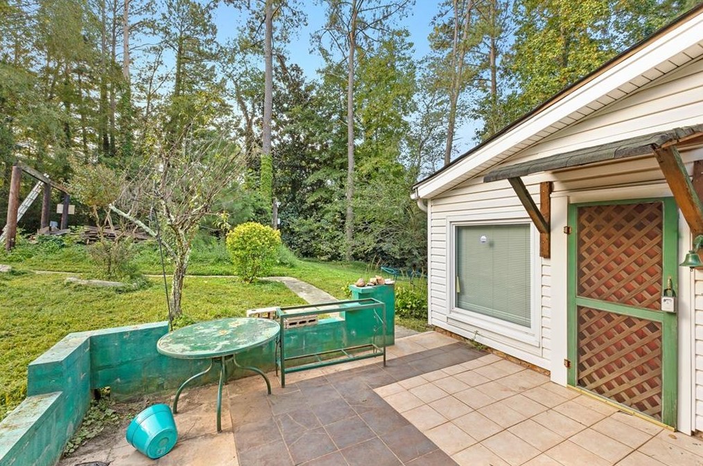 1703 Snapfinger Rd, Decatur GA  30032-6101 exterior