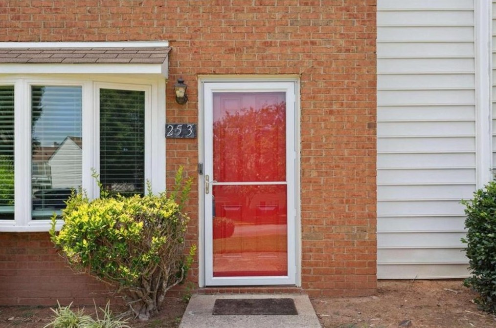 253 Mill Creek Pl, Roswell, GA 30076-2076
