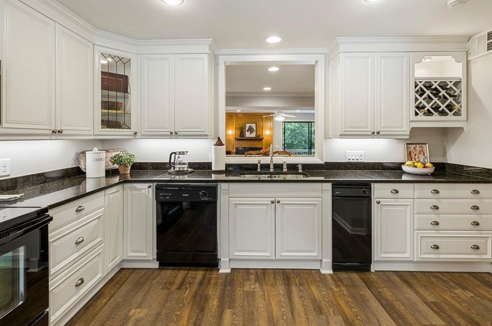 522 Sutters Pt, Atlanta GA  30328-5267 exterior