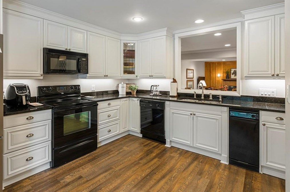 522 Sutters Pt, Atlanta GA  30328-5267 exterior