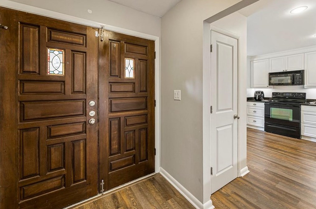522 Sutters Pt, Atlanta GA  30328-5267 exterior