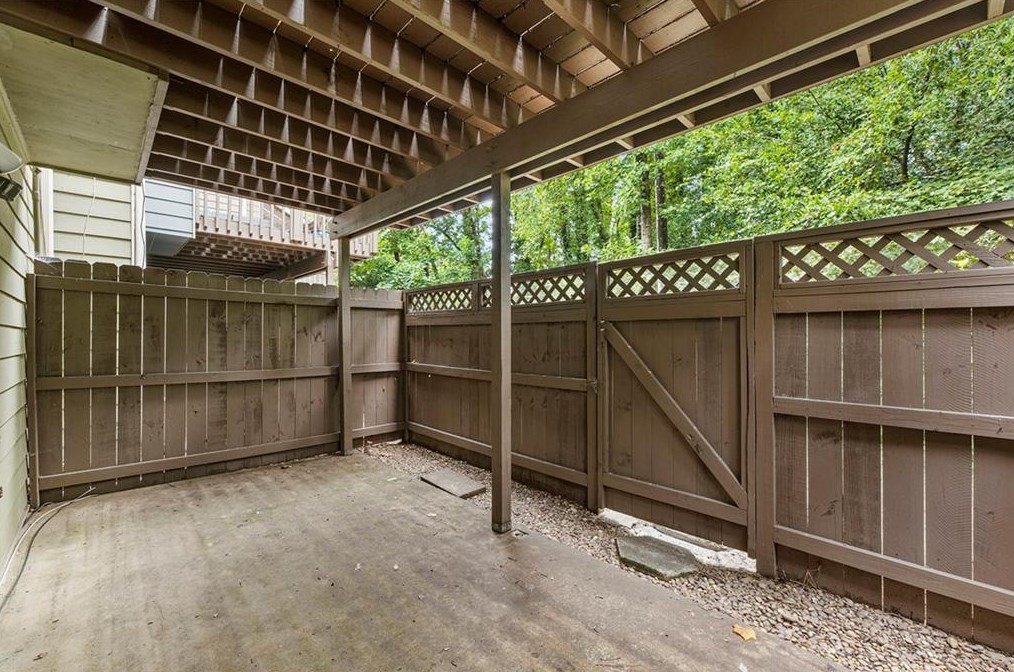 522 Sutters Pt, Atlanta GA  30328-5267 exterior