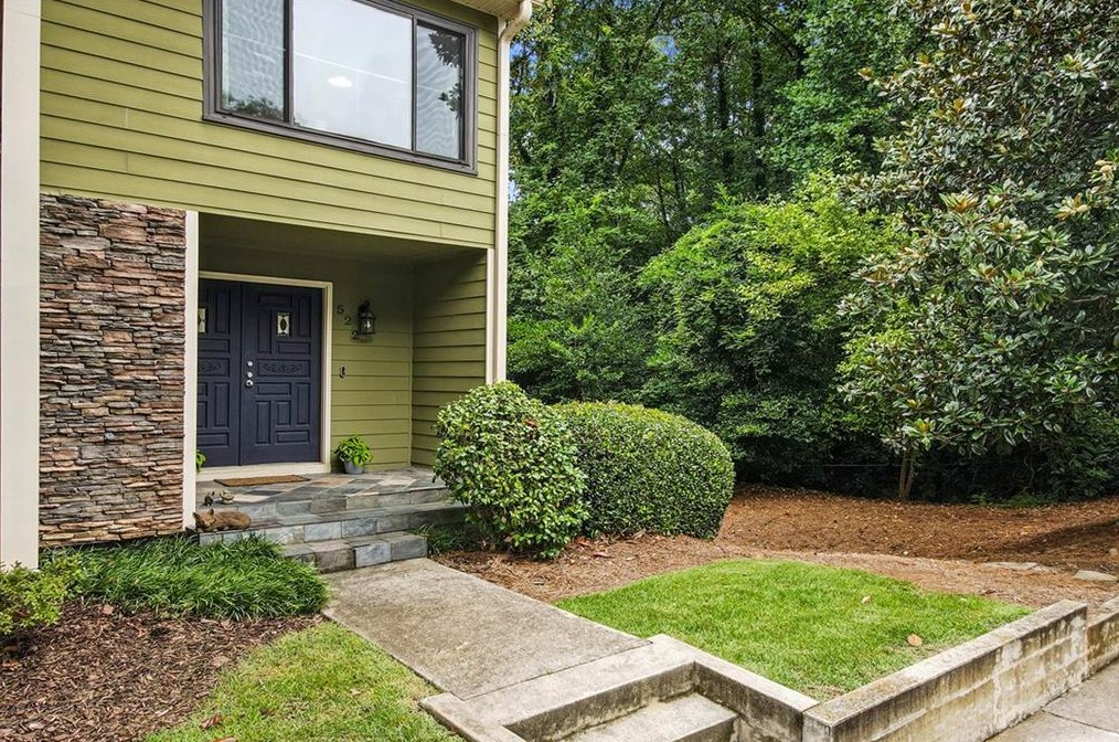 522 Sutters Pt, Atlanta GA  30328-5267 exterior