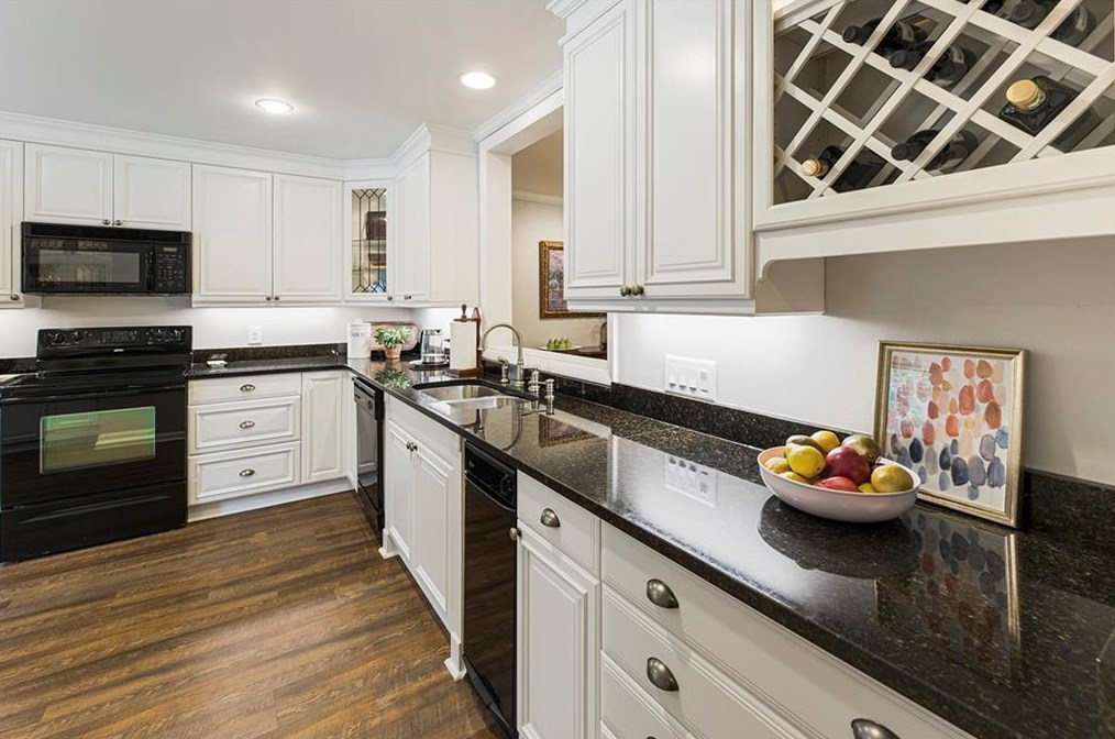 522 Sutters Pt, Atlanta GA  30328-5267 exterior
