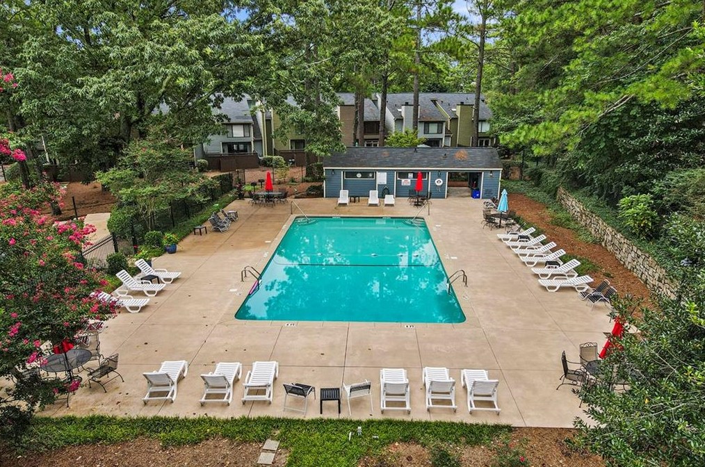 522 Sutters Pt, Atlanta GA  30328-5267 exterior