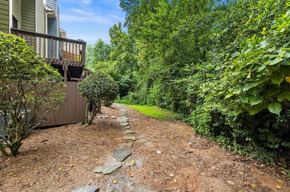522 Sutters Pt, Atlanta GA  30328-5267 exterior