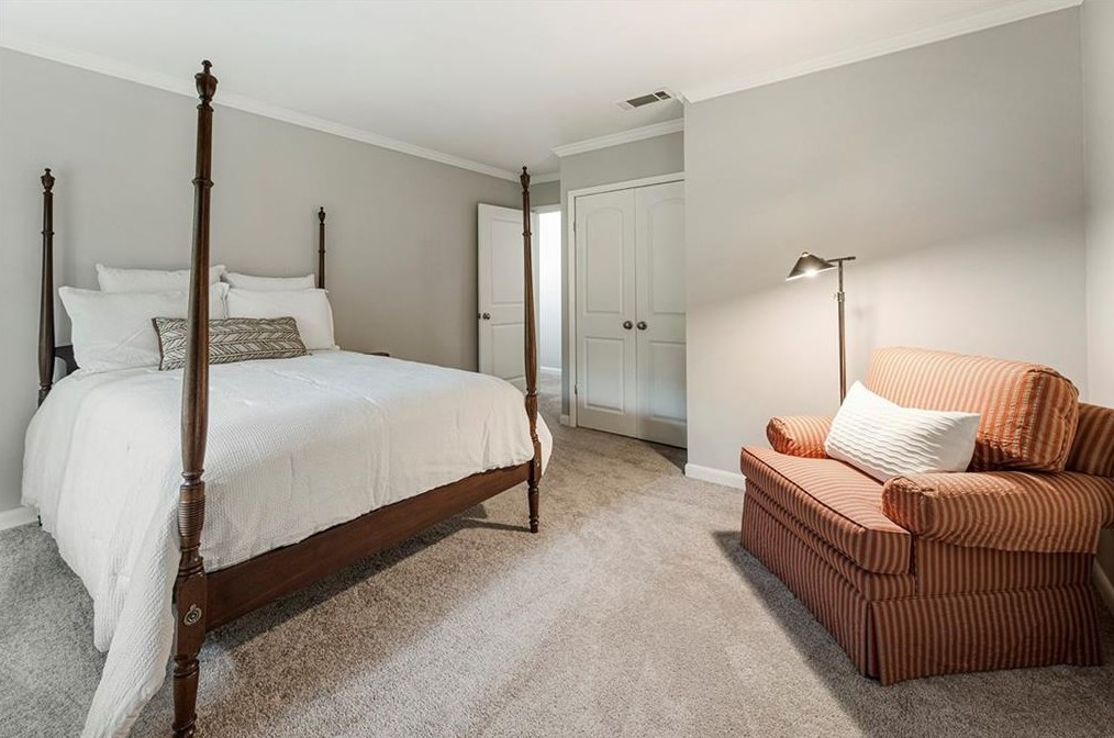 522 Sutters Pt, Atlanta GA  30328-5267 exterior