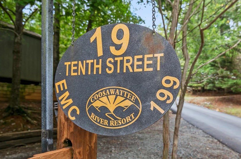 19 10th St, Ellijay, GA 30540