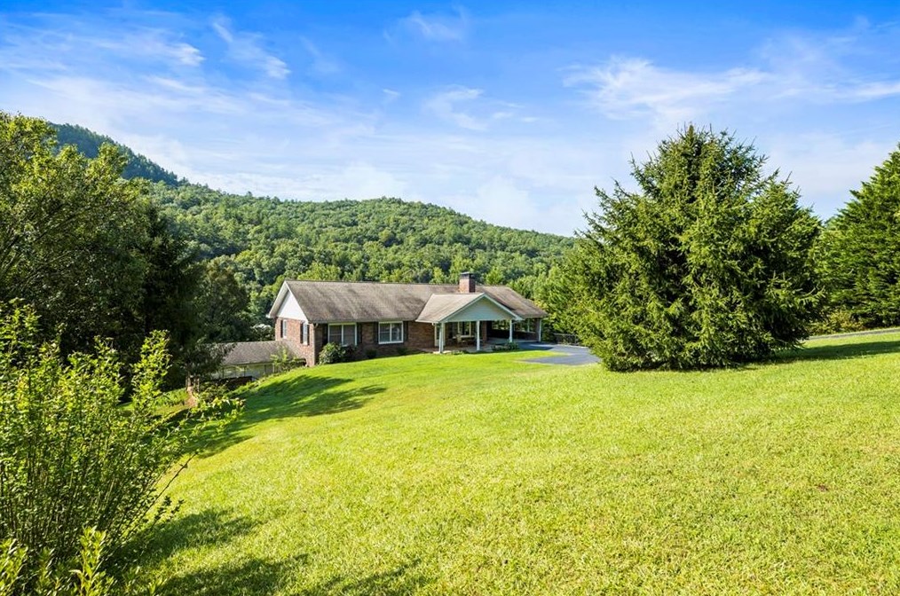 7272 Warwoman Rd, Clayton, GA 30525