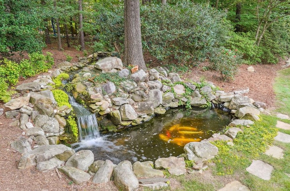 10455 Centennial Dr, Alpharetta GA  30022-5768 exterior