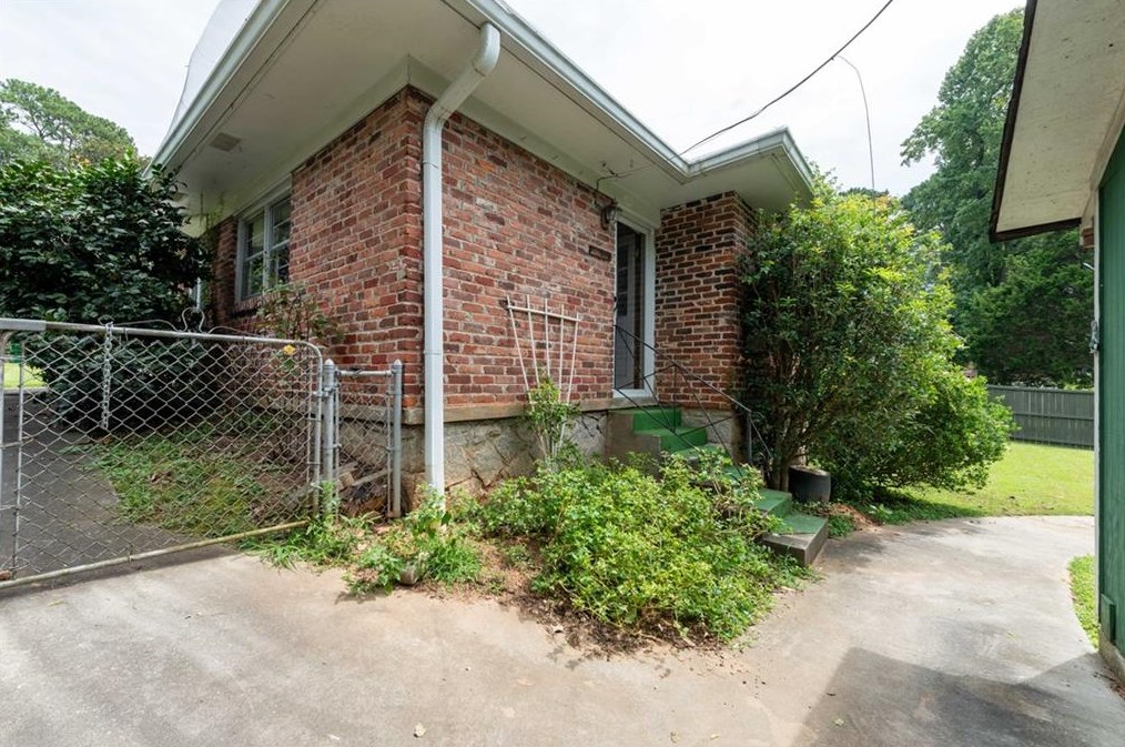 2479 Harrington Dr, Decatur GA  30033-4903 exterior