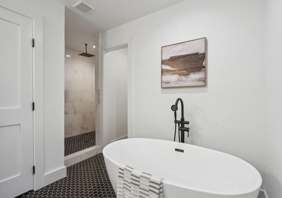 1308 Deerwood Dr, Decatur GA  30030-4512 exterior