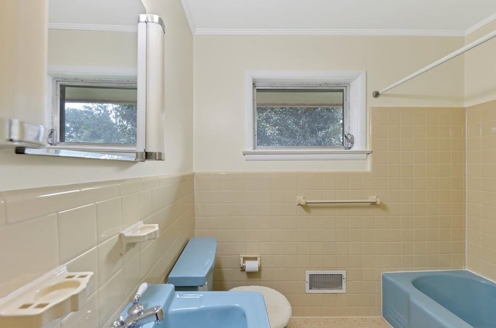 2000 Hollidon Rd, Decatur GA  30033-1023 exterior