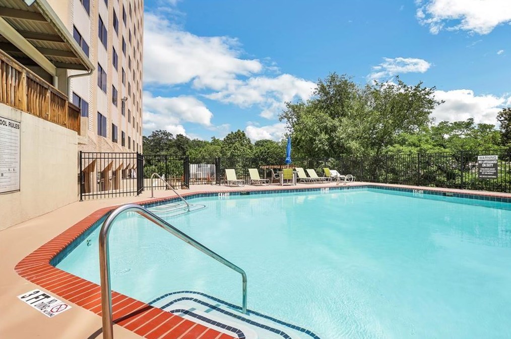 2479 Peachtree Rd, Atlanta GA  30305-4138 exterior
